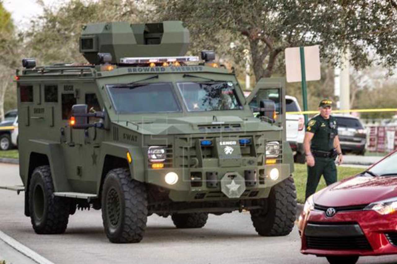 Suspenden a dos policías de SWAT por acudir a tiroteo de Florida sin permiso