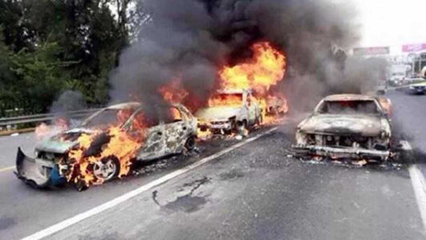 Tiroteo y bloqueos con vehículos incendiados en oeste de México