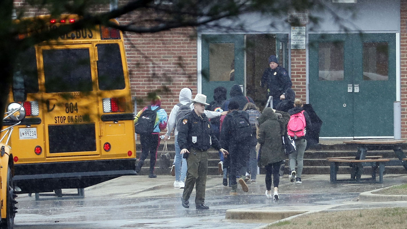 Un muerto y dos heridos en tiroteo en una escuela de Maryland en EEUU