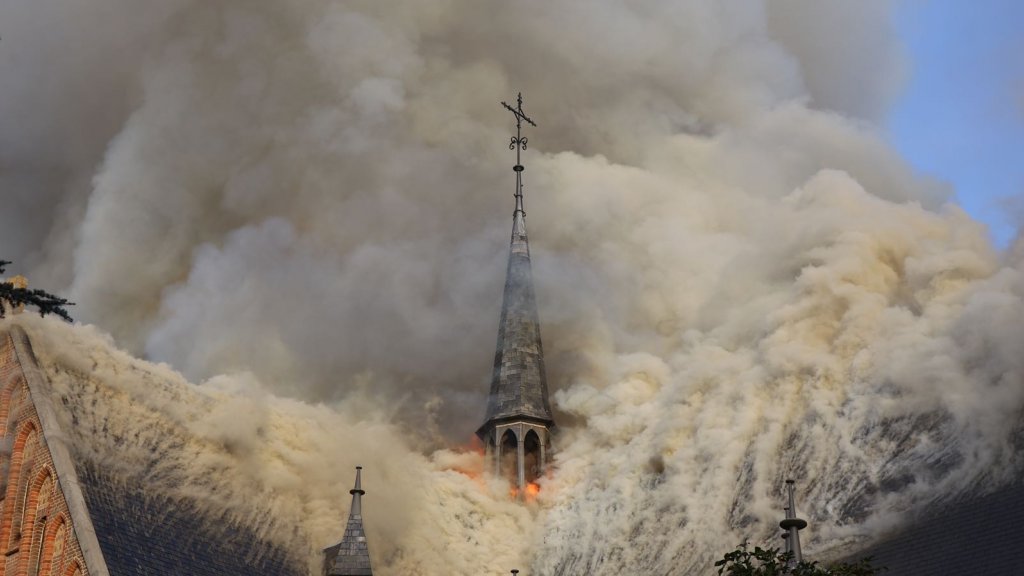 iglesia se quema durante accidente