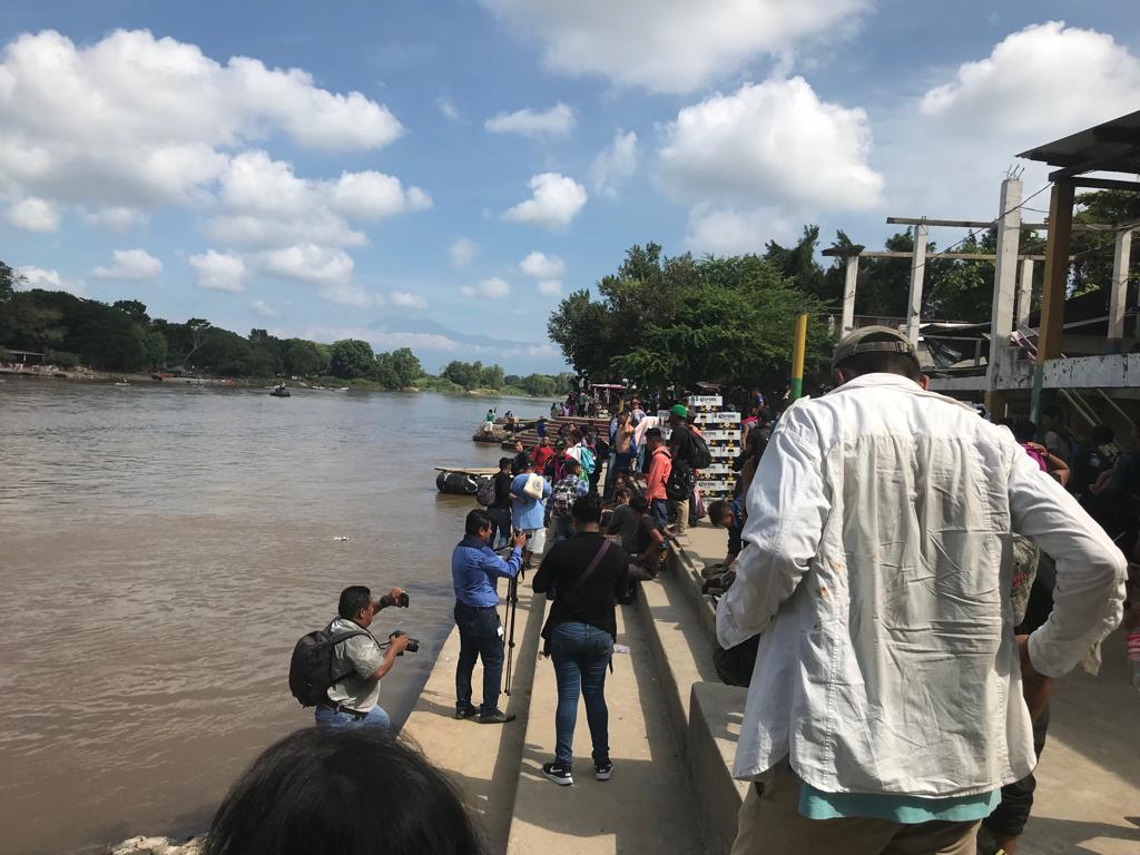 Migrantes cruzan rio Suchiate