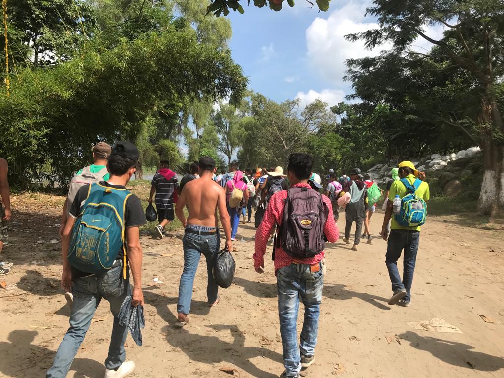 Migrantes hondureños intentan ingresar a territorio mexicano