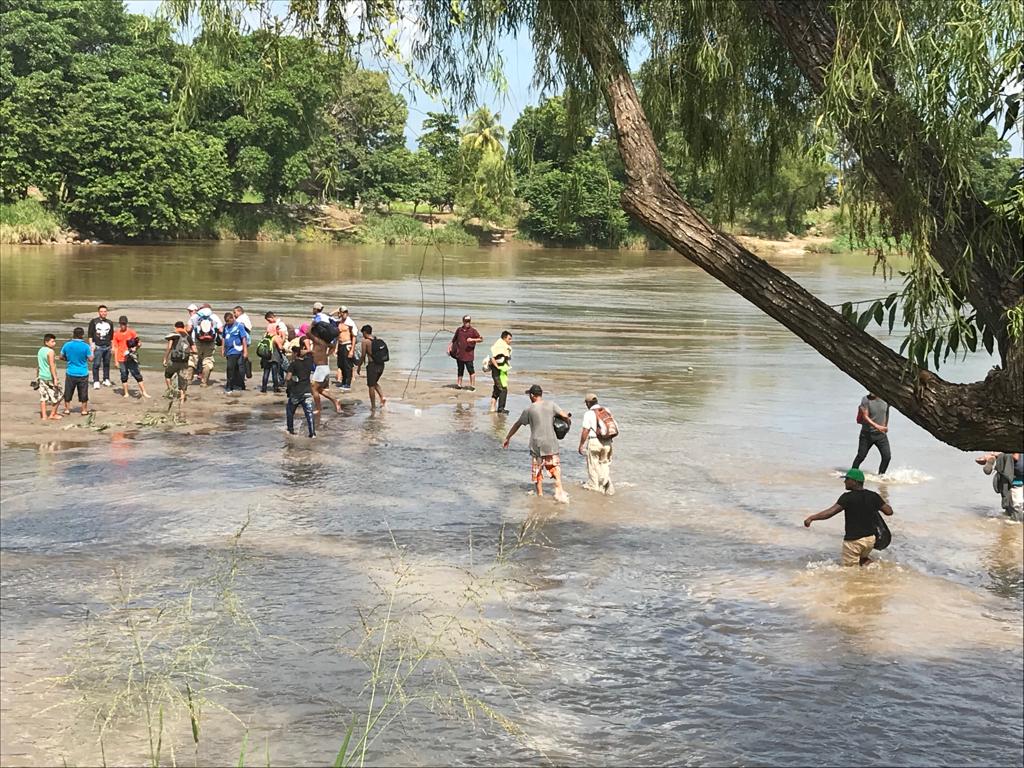 Miles de migrantes intentan cruzar rio que divide Guatemala de México