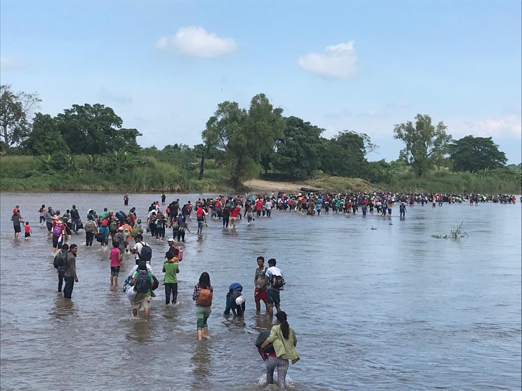 Migrantes intentan cruzar rio Suchiate