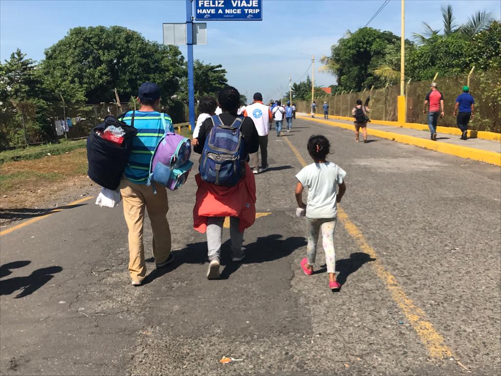 Migrantes de El Salvador cruzan frontera