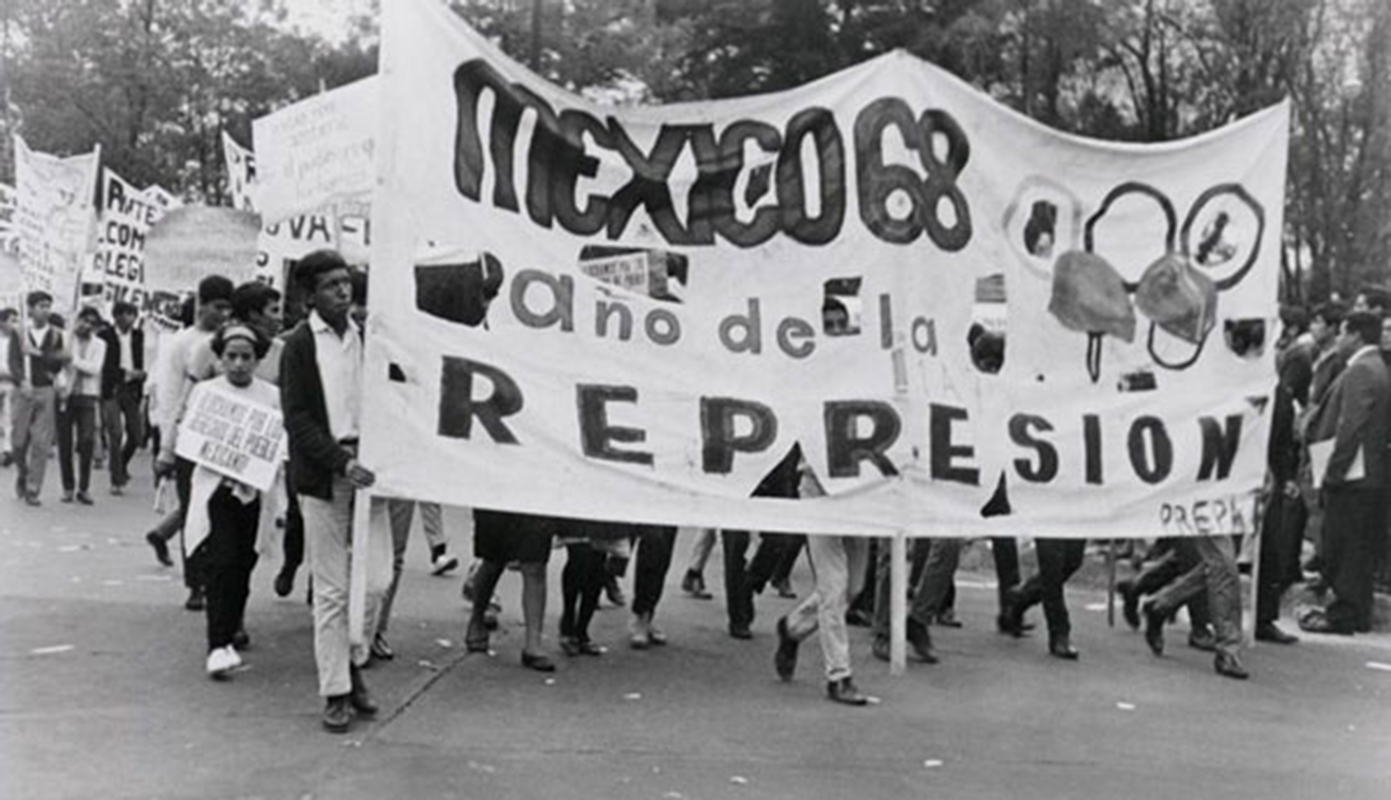 Sobrevivientes de masacre de Tlatelolco marchan en México