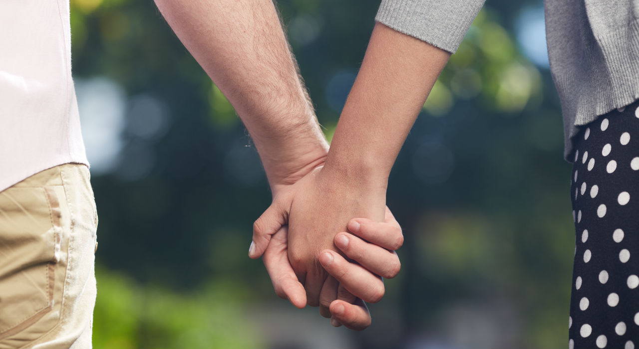 Emisoras Unidas - Descubre el significado tomar de la mano a tu pareja