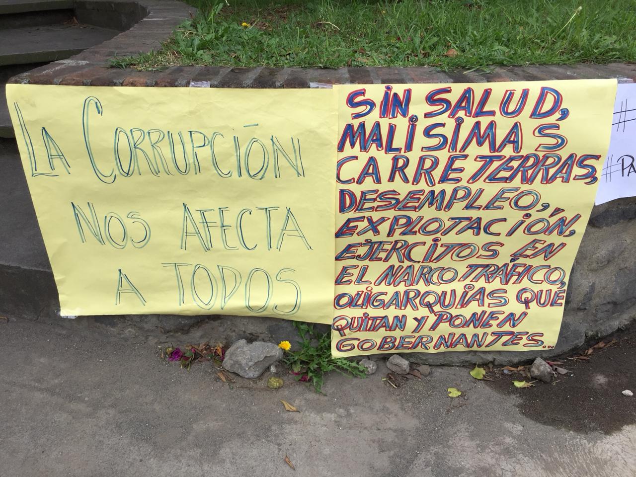 Pancartas en contra de la Cumbre Iberoamericana