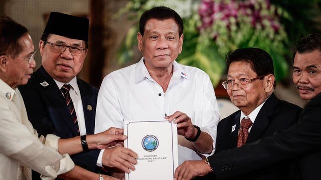 El asesor presidencial para la paz de Filipinas, Jesus Dureza, dimitió en medio de la escalada hostilidades con la guerrilla comunista y a dos meses del plebiscito en el Bangsamoro para implementar un acuerdo de paz en esa región de mayoría musulmana en el sur del país.