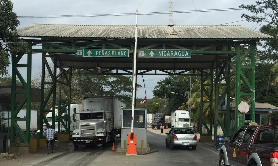 El vehículo en el que se movilizaban los dos oficiales migratorios fue hallado en la zona fronteriza de México de Upala.