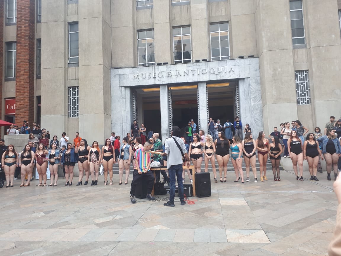 Un grupo de al menos 30 mujeres, la mayoría de ellas de tallas grandes, se pasearon hoy en ropa interior por la Plaza Botero, en donde se ubican 23 esculturas donadas por el artista colombiano Fernando Botero en Medellín, como parte del movimiento #YoMeAtrevo.