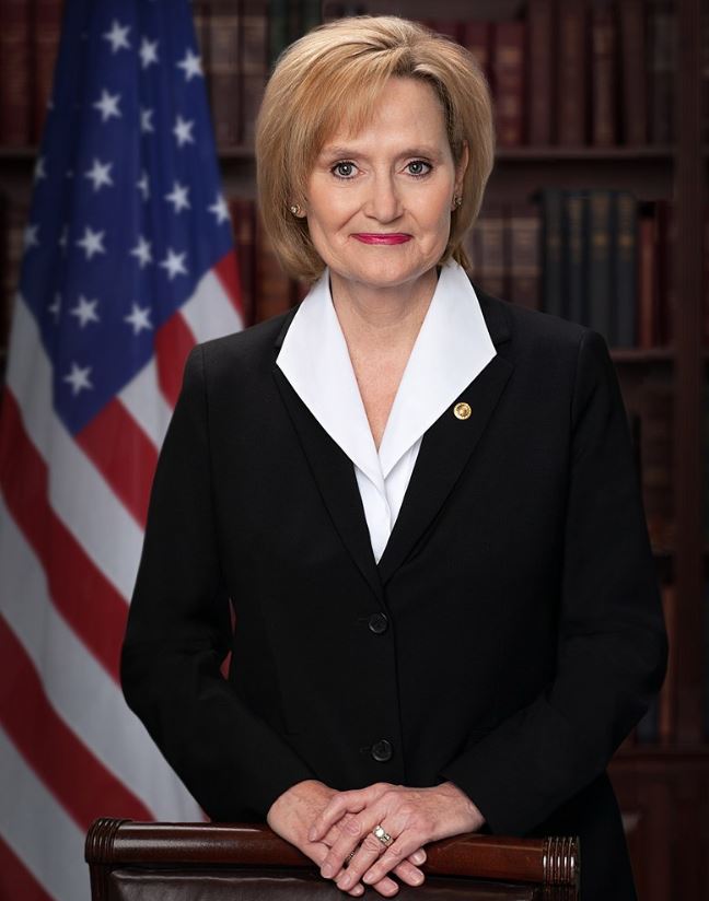 La senadora Cindy Hyde-Smith ganó hoy el último escaño en juego en el Senado de EE.UU. en una polémica segunda vuelta en Misisipi con la que los republicanos ampliaron su ventaja sobre los demócratas en esta cámara a 53-47.