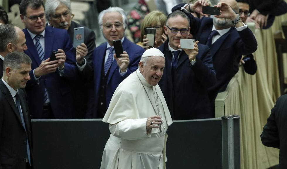 El papa aparta a dos cardenales