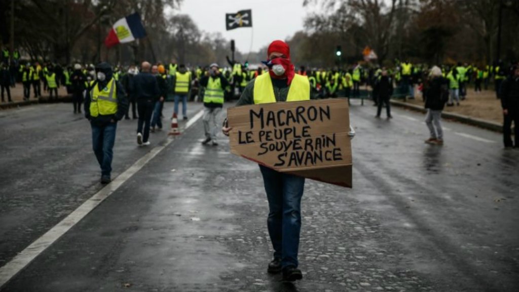 Macron busca una salida