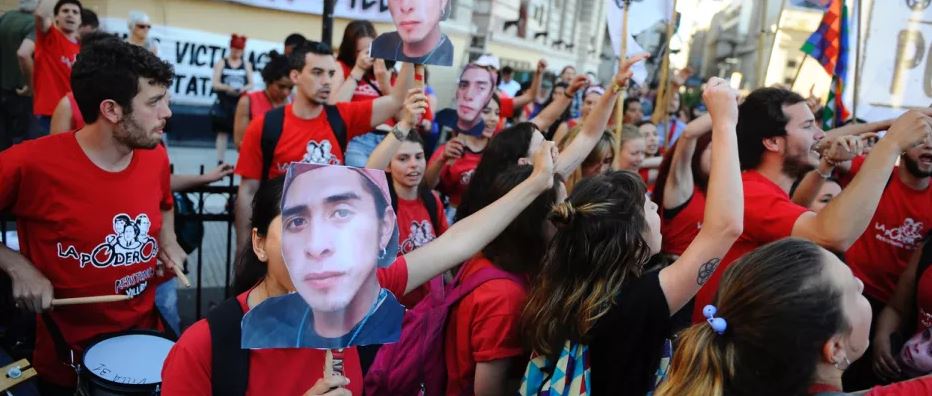 Procesan en Argentina a 5 policías y 2 mapuches por muerte de joven en 2017