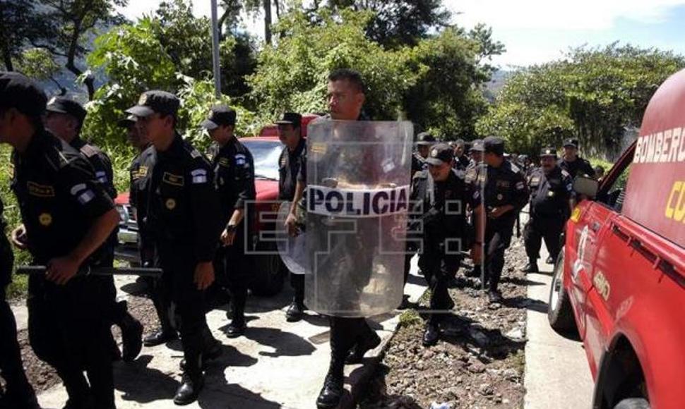 Juez de El Salvador ordena instrucción y detención a 4 policías por extorsión