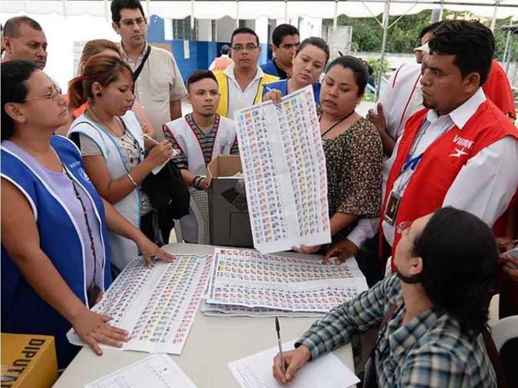 Salvadoreños buscan un nuevo presidente