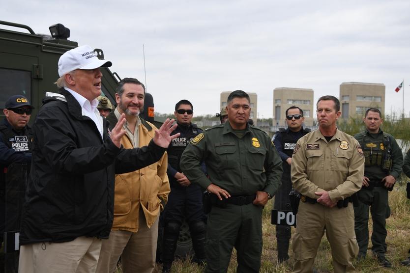 Trump defiende en la frontera