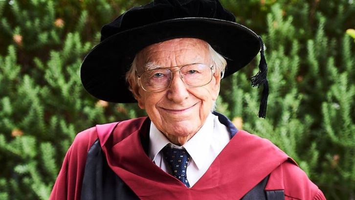 Un australiano de 94 años, el más anciano en lograr un doctorado en el país