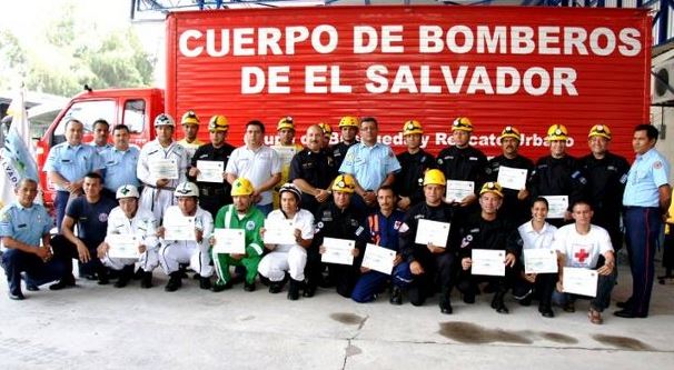 Incrementan salarios de personal de Protección Civil y bomberos salvadoreños