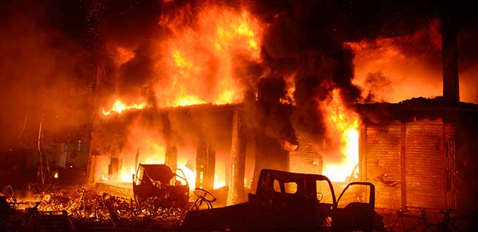 Un incendio masivo en un barrio de Dacca causa al menos 67 muertos