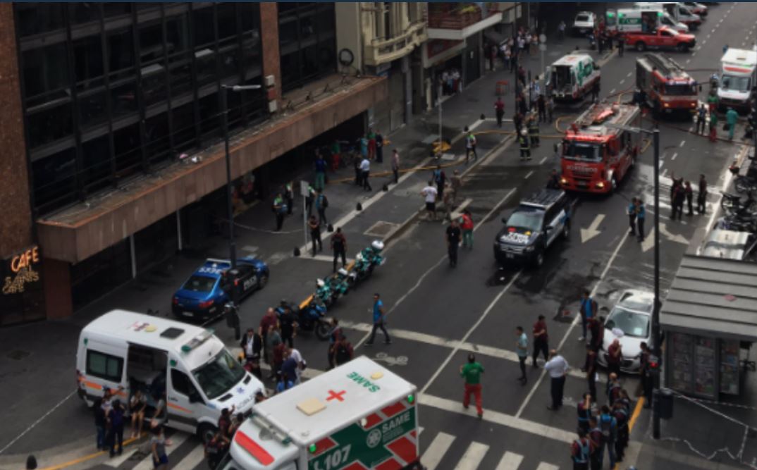 Dos muertos y más de 40 heridos en el incendio de un hotel en Buenos Aires