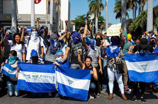 Opositores nicaragüenses desafían a la policía. Foto: AFP