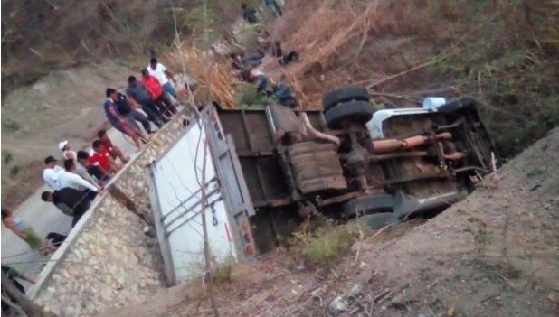 Al menos 25 centroamericanos mueren al volcarse un camión en el sur de México