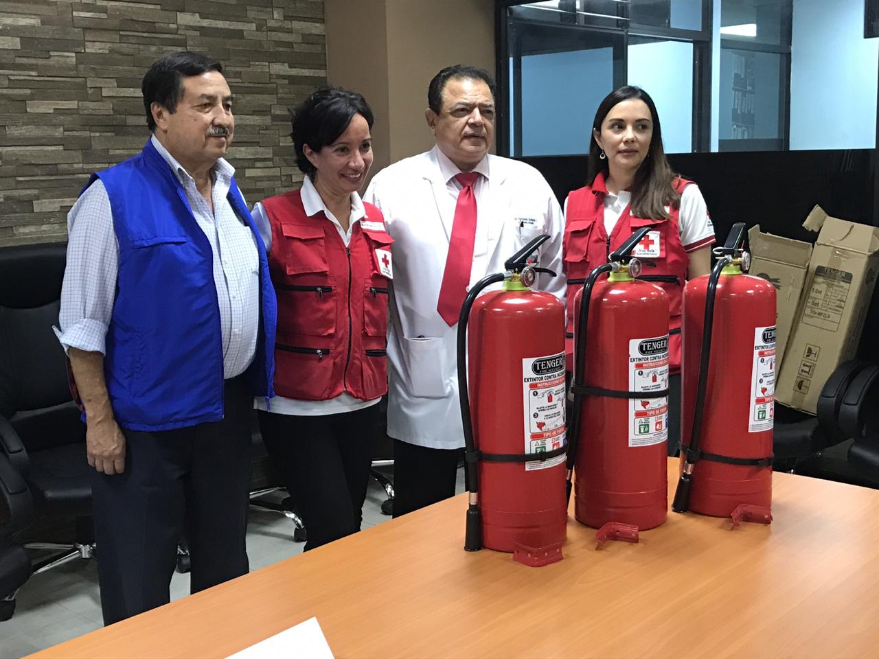 Extintores donados por la Cruz Roja. Foto: Adrián Soto.