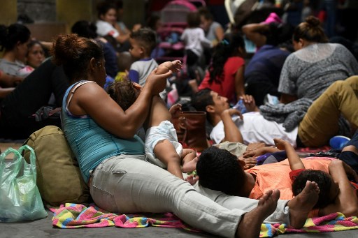 Caravana de migrantes se prepara a salir de San Pedro Sula. Foto: AFP