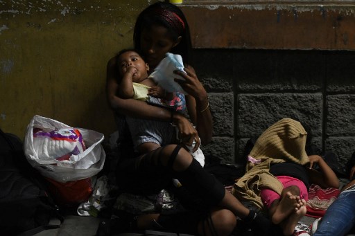 Decenas de hondureños se preparan para salir en caravana hacia EE.UU. Foto: AFP