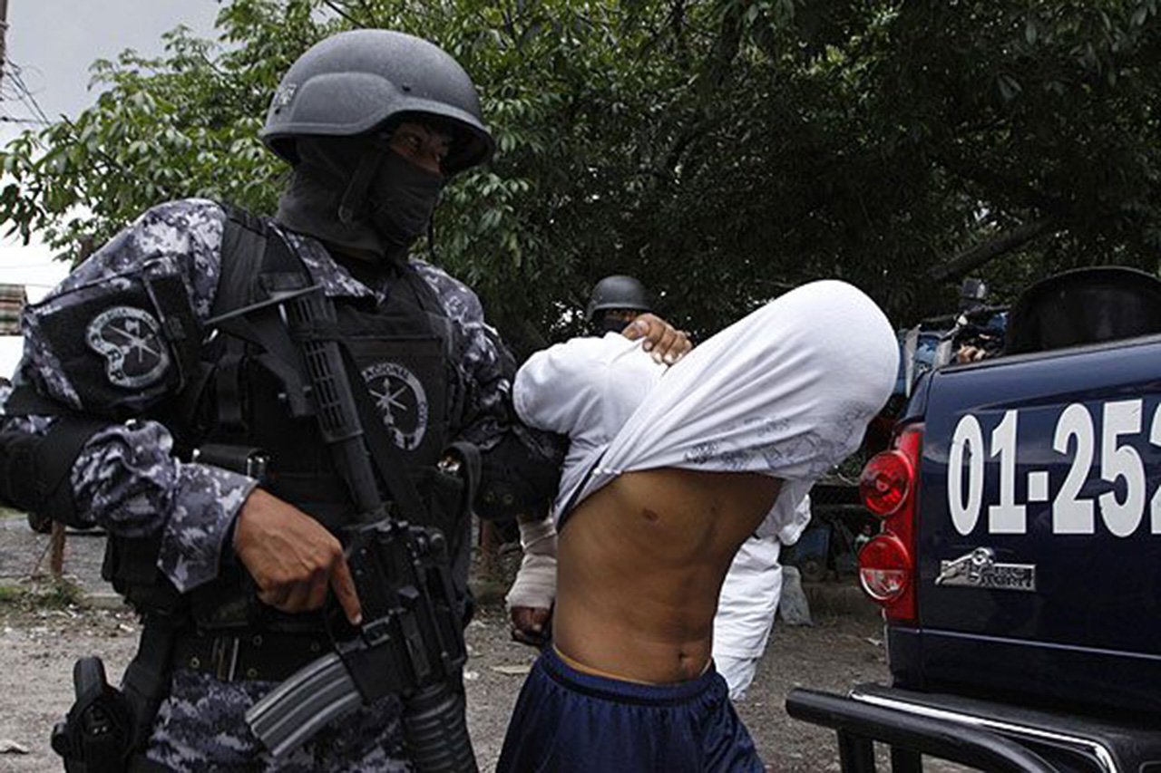 Policía salvadoreña detiene