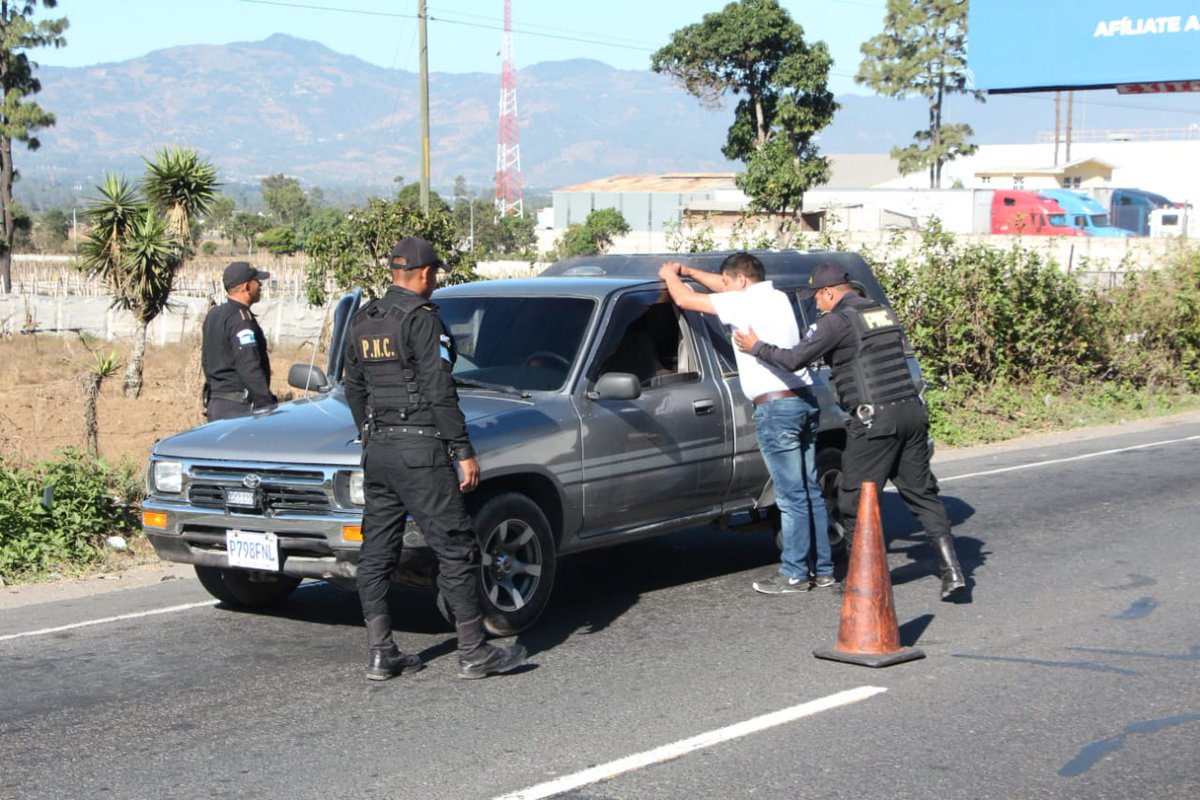 Suspenden descansos a los policías.