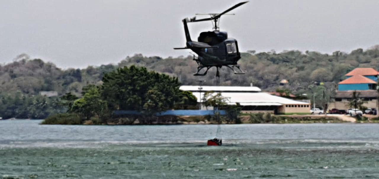 Helicóptero recoge agua del lago Petén Itzá.