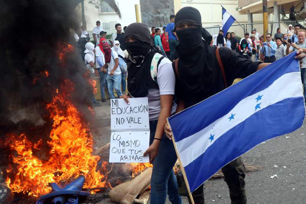 En Honduras suspenden protestas para considerar diálogo con el gobierno