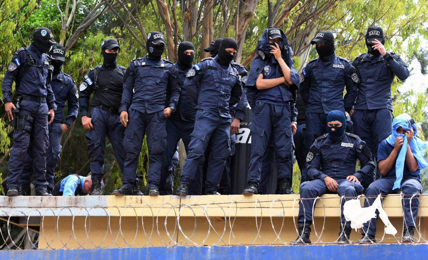 Policías hondureños suspenden protesta luego de acuerdo con las autoridades