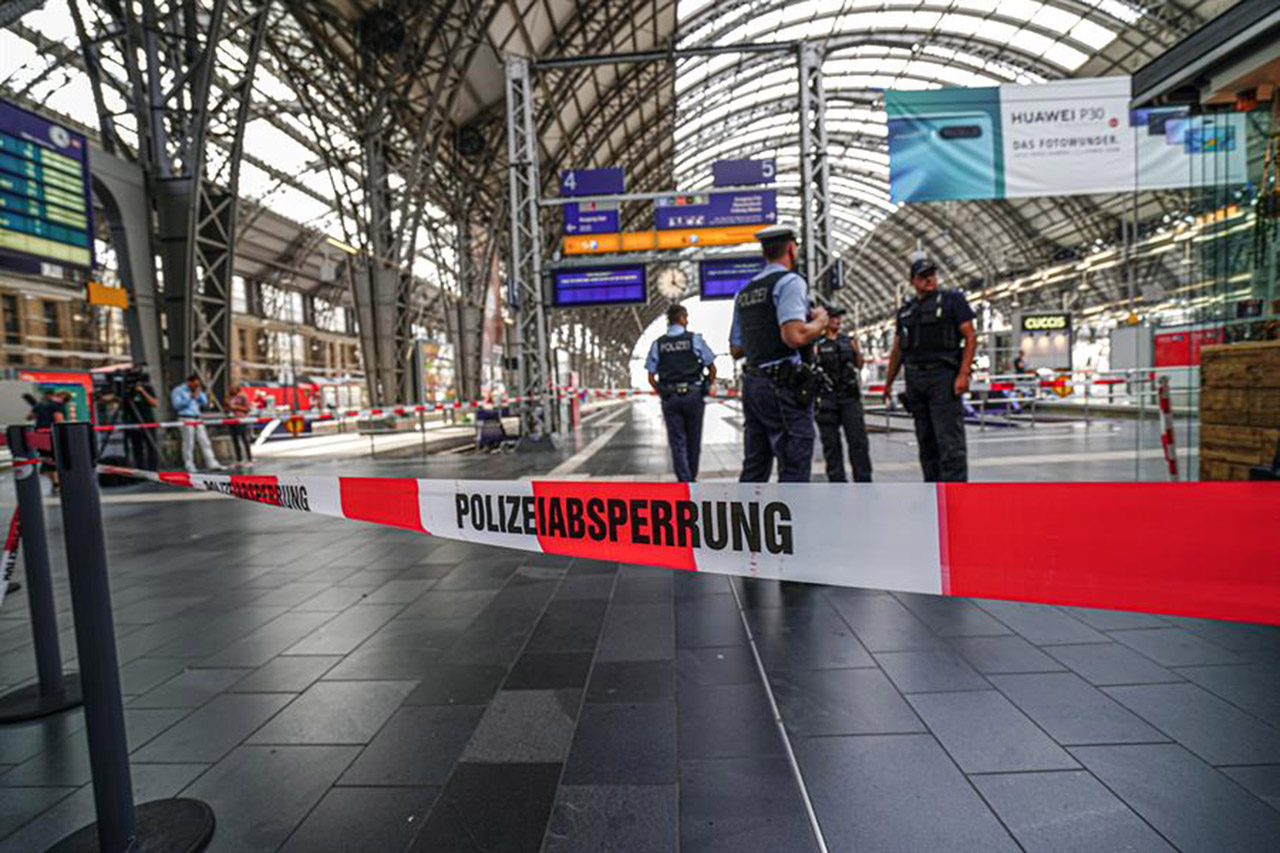 Muerte de un niño arrojado al tren por un desconocido sacude Alemania