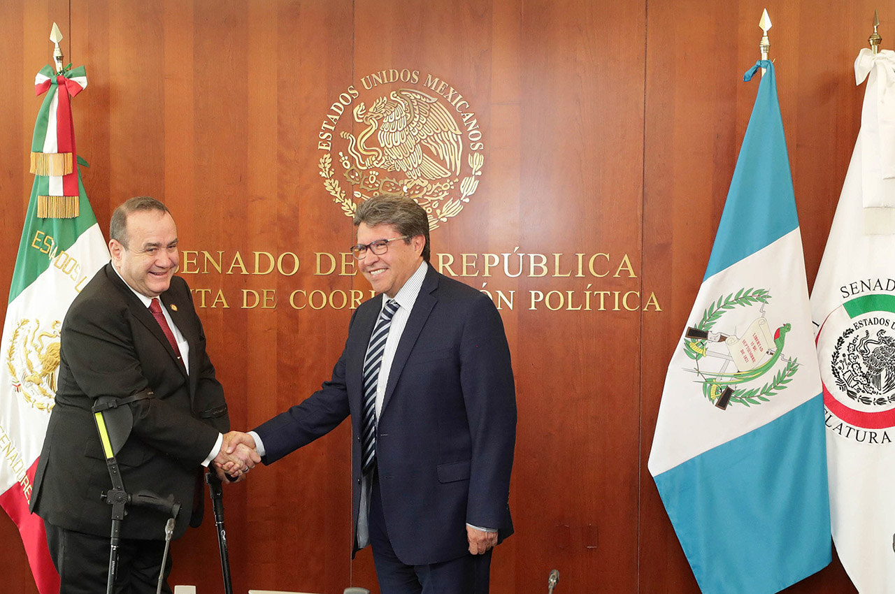 Alejandro Giammattei conversa sobre migración en el Senado de México