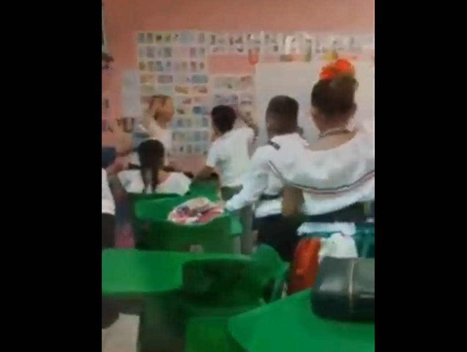 Maestra logra tranquilizar a alumnos durante balacera