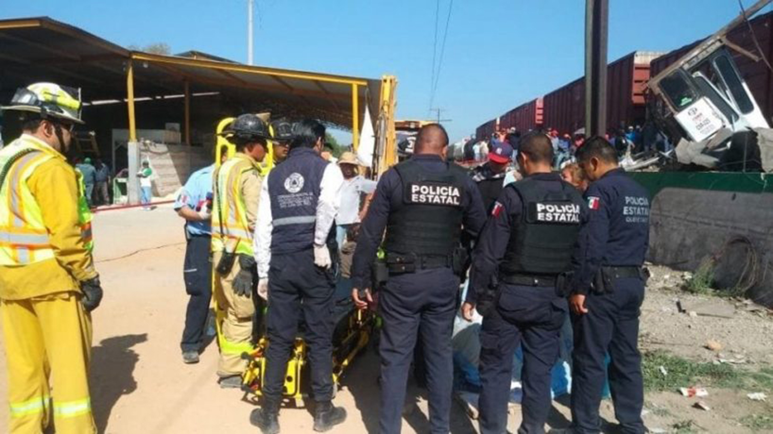 Accidente entre tren y autobús deja ocho muertos en México