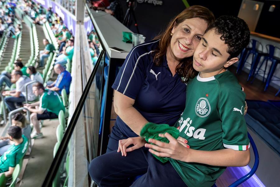 Conozca a Silvia la mujer que narra los partidos de fútbol a su hijo ciego. Foto: EFE