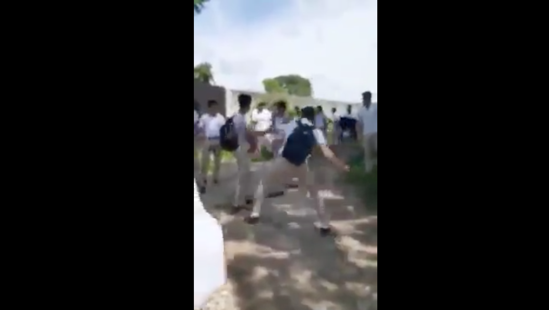 Estudiante ataca por la espalda a compañero y lo noquea