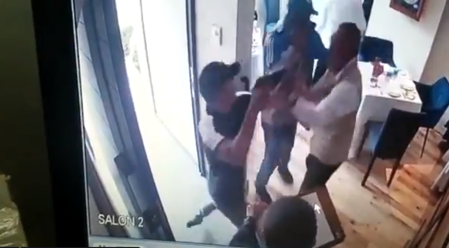 Ladrones entran a restaurante a robar el reloj de un cliente