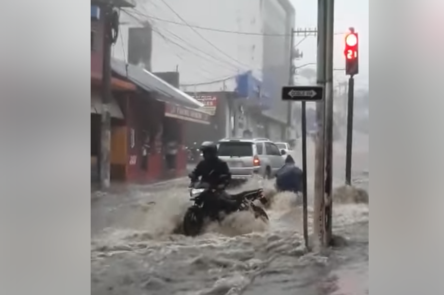 Motoristas se salvan de ser arrastrados por corriente tras fuertes lluvias