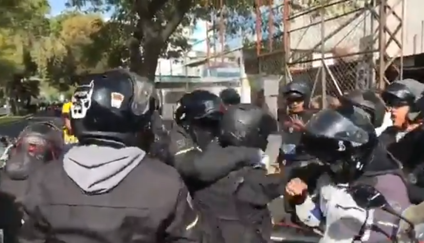 Policías agreden a periodistas durante honras a José José