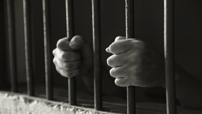 Guardia permite a reos celebrar muerte de pandillero en la cárcel