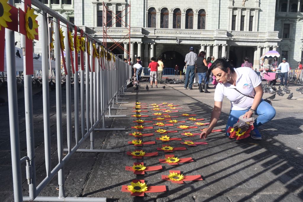 2500 cruces recuerdan a las mujeres asesinadas en el gobierno de Jimmy Morales