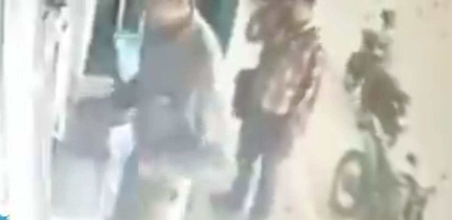 Motoladrones asaltan a peatón frente a una tienda de Amatitlán