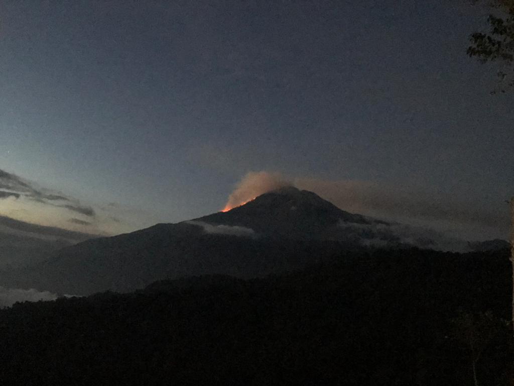 Reportan incendio de grandes proporciones en el volcán Tajumulco