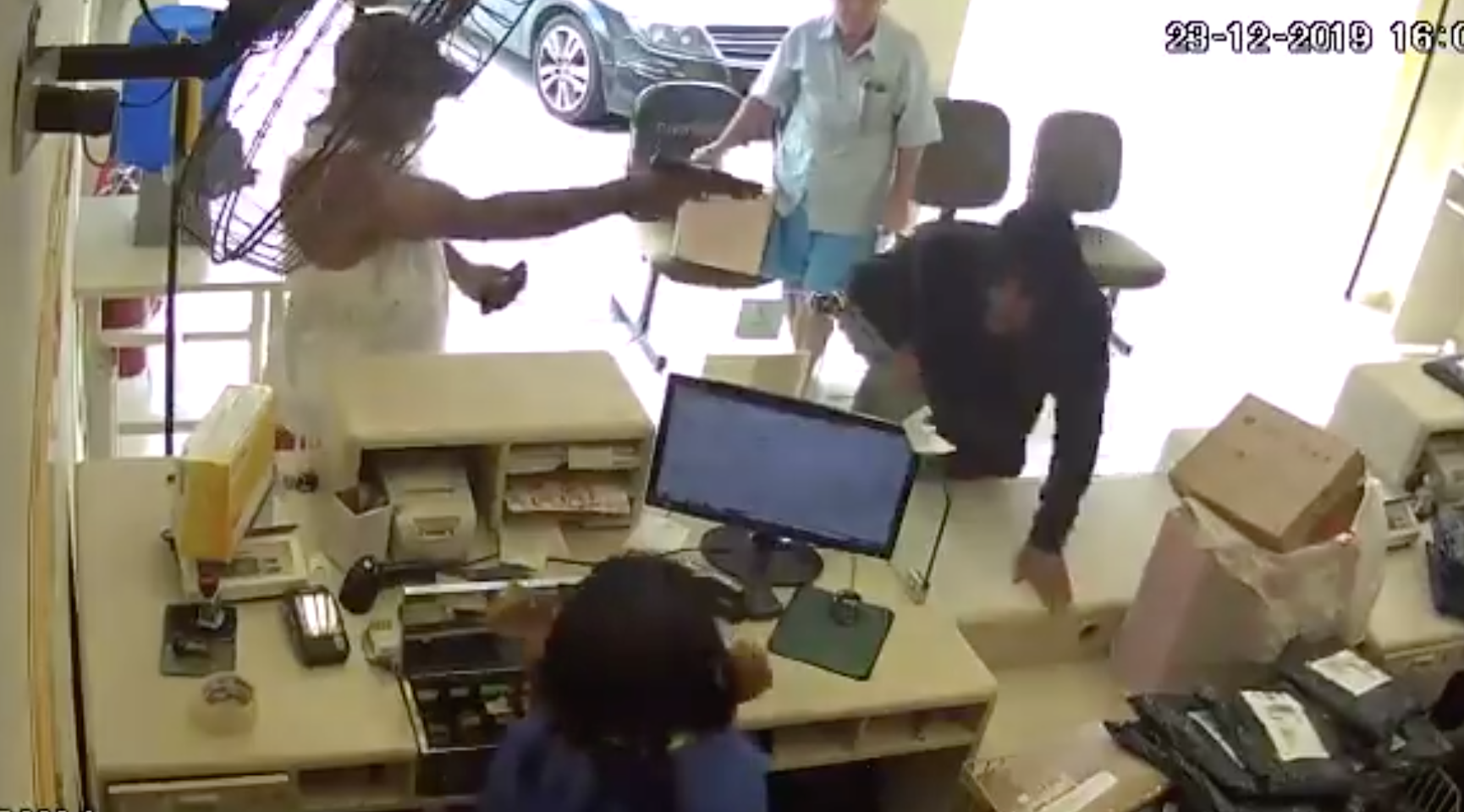 VIDEO: Polémica por justiciero que le dispara a un ladrón hasta matarlo